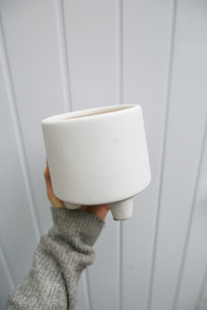 Biała osłonka na nóżkach