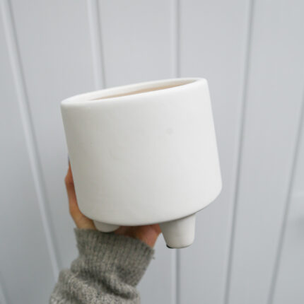 Biała osłonka na nóżkach