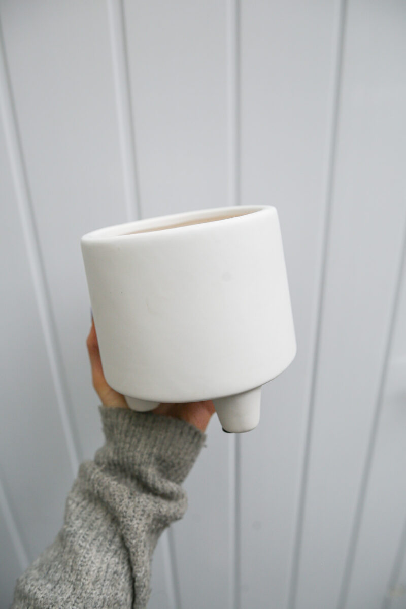 Biała osłonka na nóżkach