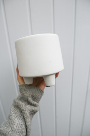 Biała osłonka na nóżkach