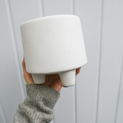 Biała osłonka na nóżkach