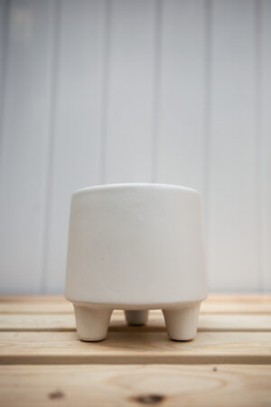 Biała osłonka na nóżkach