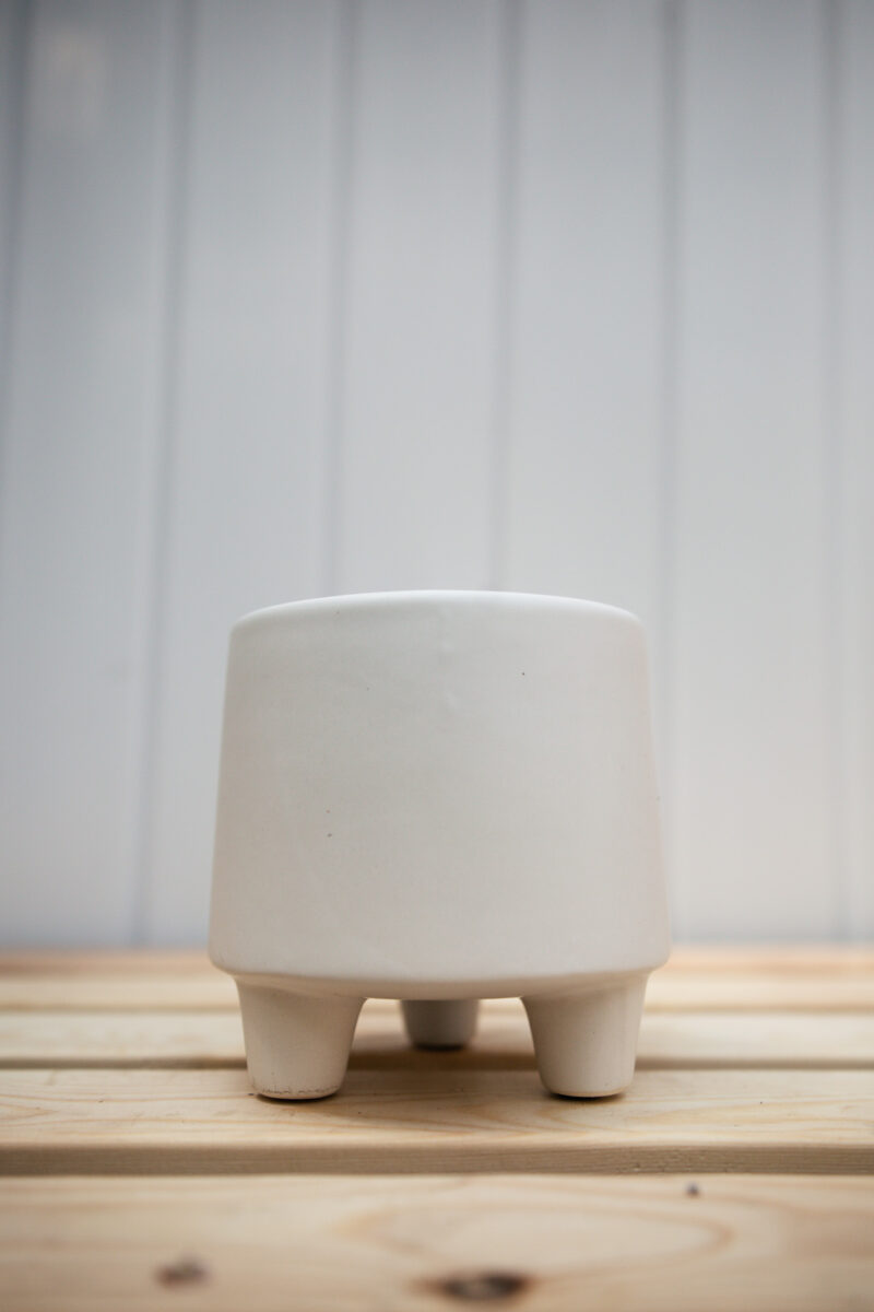 Biała osłonka na nóżkach