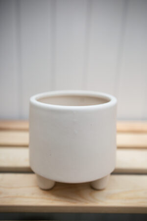 Biała osłonka na nóżkach