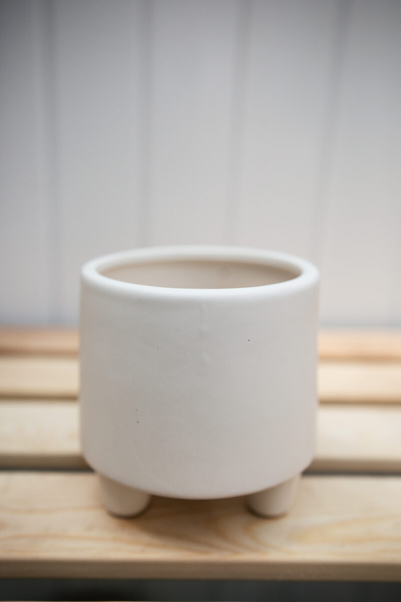 Biała osłonka na nóżkach