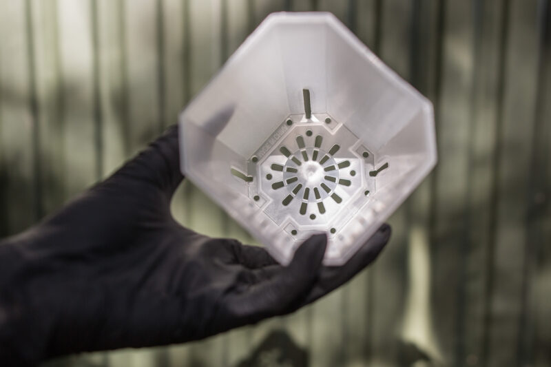 WYSOKA PLASTIKOWA DONICZKA KWADRATOWA